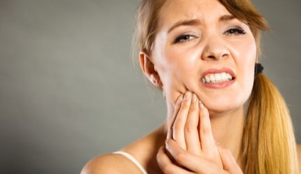 בעיות חניכיים וטיפולים משקמים - תמונת אווירה